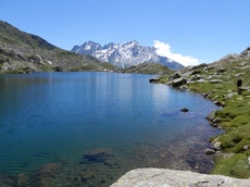 Der See ist wirklich ganz blau